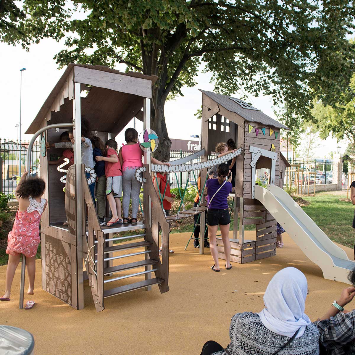Structure for collective outdoor play areas