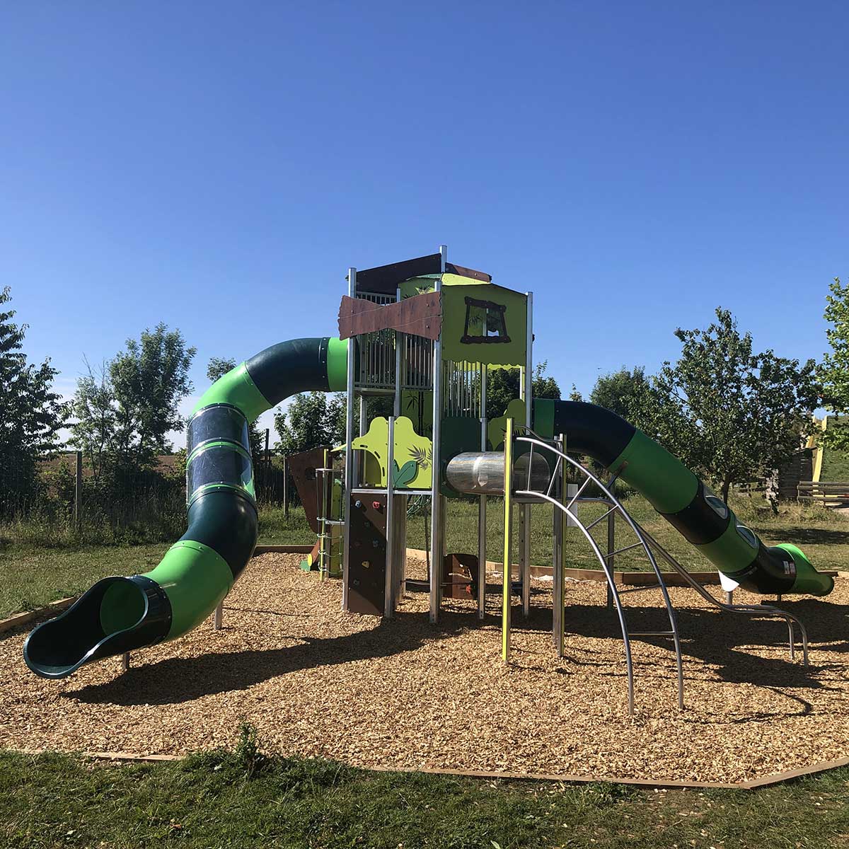 Manufacturer of large outdoor play structures 